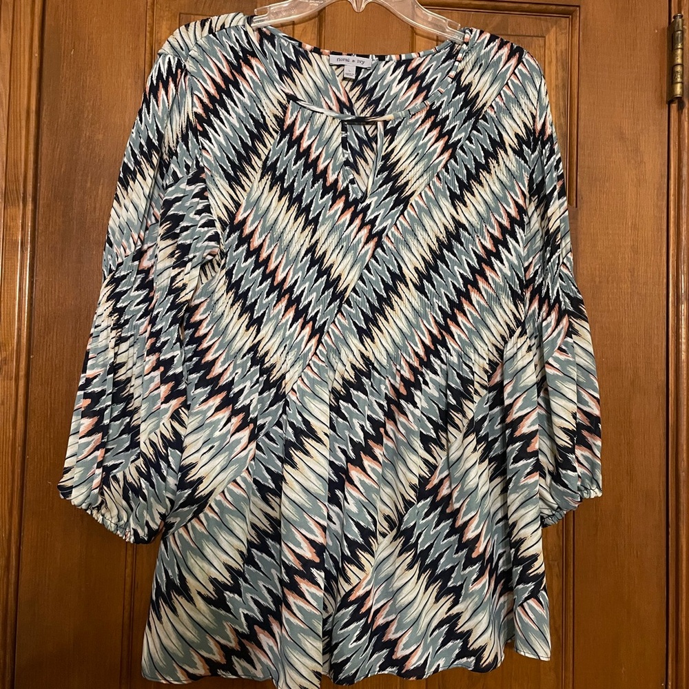 Floral & Ivy Chevron Patterned Women's Top, Keyhole Neck, Size Large